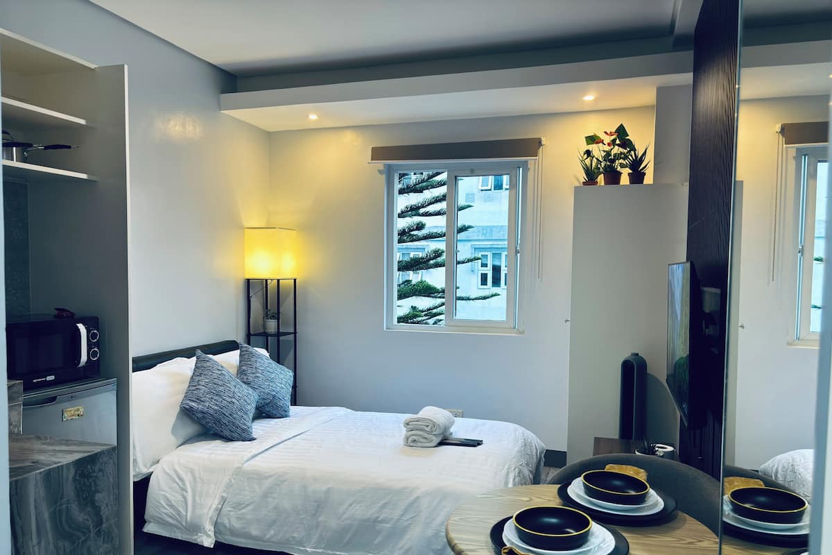Standard Studio | Premium bedding, desk, laptop workspace, free WiFi