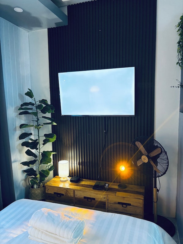 Standard Studio | Premium bedding, desk, laptop workspace, free WiFi