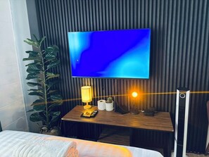스탠다드 스튜디오 | 거실 공간 | 평면 TV, 넷플릭스, 스트리밍 서비스