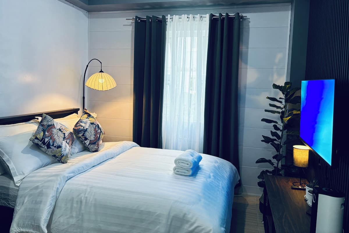 Standard Studio | Premium bedding, desk, laptop workspace, free WiFi