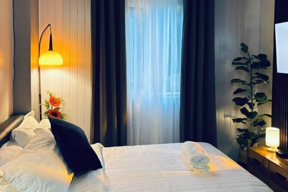 Studio Tiêu chuẩn | Bộ đồ giường cao cấp, bàn, khu vực làm việc phù hợp cho laptop