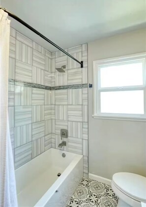 Douche, sèche-cheveux, serviettes fournies, savon