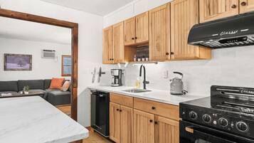 雪櫃、微波爐、焗爐、爐具