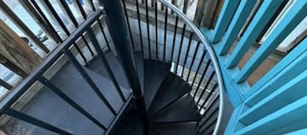 The Castle - Downtown Shopping and Eating easy pleasant walk