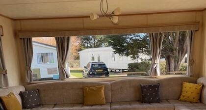 3-bed Seaside Holiday Home -pet Friendly & Parking