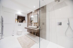 Haartrockner, Handtücher, Seife, Toilettenpapier