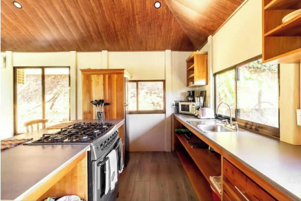 ثلاجة، ميكروويف، موقد طهي مسطح، ماكينة لصنع القهوة/الشاي