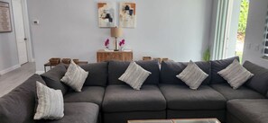 Una Smart TV, un reproductor estéreo