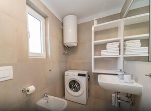 Douche, sĂšche-cheveux, bidet, serviettes fournies