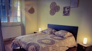 2 soverom, skrivebord, reiseseng for barn og wi-fi (inkludert)