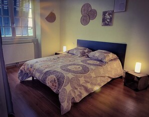 2 Schlafzimmer, Schreibtisch, Reisekinderbett, kostenloses WLAN