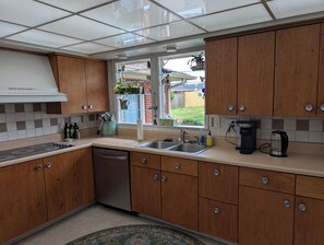 冷蔵庫、電子レンジ、オーブン、コンロ