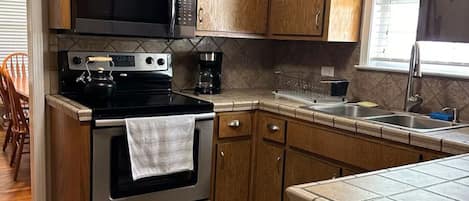 Geladeira, micro-ondas, fogão, cooktop