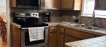 The Manor - Charming 3-bedroom house in lovely Oneonta with WiFi, AC