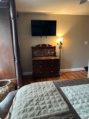3 bedrooms, desk, travel cot, WiFi