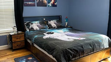 3 bedrooms, desk, travel crib, WiFi