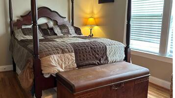 3 bedrooms, desk, travel crib, WiFi