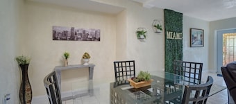 Charming 2-bedroom house in brilliant Miami with WiFi, AC that fits 8 people