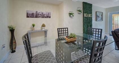 Charming 2-bedroom house in brilliant Miami with WiFi, AC that fits 8 people
