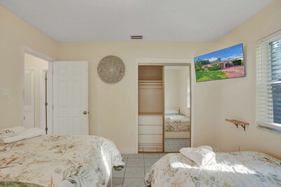 Charming 2-bedroom house in brilliant Miami with WiFi, AC that fits 8 people