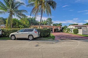 Property grounds - Charming 2-bedroom house in brilliant Miami with WiFi, AC that fits 8 people (Miami)