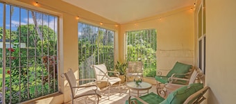 Charming 2-bedroom house in brilliant Miami with WiFi, AC that fits 8 people