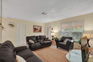 Smart TV - Charming 2-bedroom house in brilliant Miami with WiFi, AC that fits 8 people (Miami)