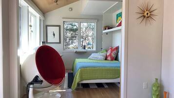 2 bedrooms, iron/ironing board, internet, bed sheets