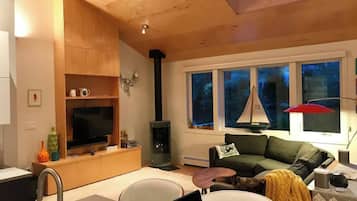 TV, fireplace, stereo