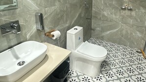 Un baño con lavabo, inodoro y ducha.