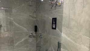 Un baño moderno con ducha, inodoro y lavamanos.