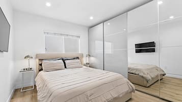 1 dormitori, caixa forta a l'habitació i escriptori