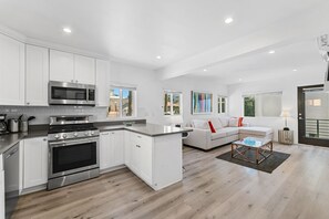 Fridge, microwave, oven, stovetop - Mid-City Miracle Mile Cozy 1 BR Apt + Parking, Prime Central Location (Los Angeles)