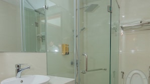 A modern bathroom with a glass-enclosed shower, a white sink, and a toilet. - Viet Anh Ha Long Hotel (Bai Chay)