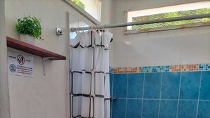 Family Apartment, City View | Bilik Mandi | Pancuran mandi, pengering rambut, tuala disediakan, sabun 