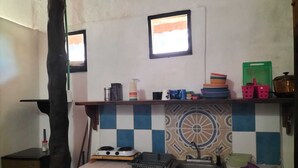 Family Apartment, City View | Dapur kecil peribadi | Peti sejuk mini, ketuhar gelombang mikro 