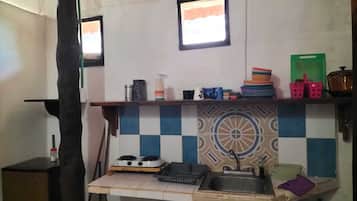 Departamento familiar, vista a la ciudad | Cocineta privada | Frigobar, microondas y utensilios de cocina