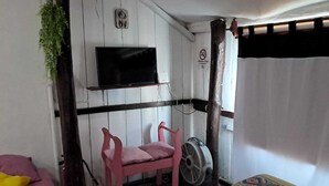 Family Apartment, City View | Televisyen