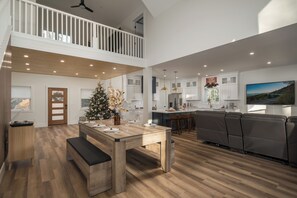 Dining - Family Retreat w/ Mtn Views, Waterfalls & Hiking. 20 Min to Boone, W Jefferson (Fleetwood)