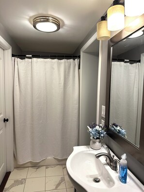 Een douche, een haardroger, handdoeken, zeep