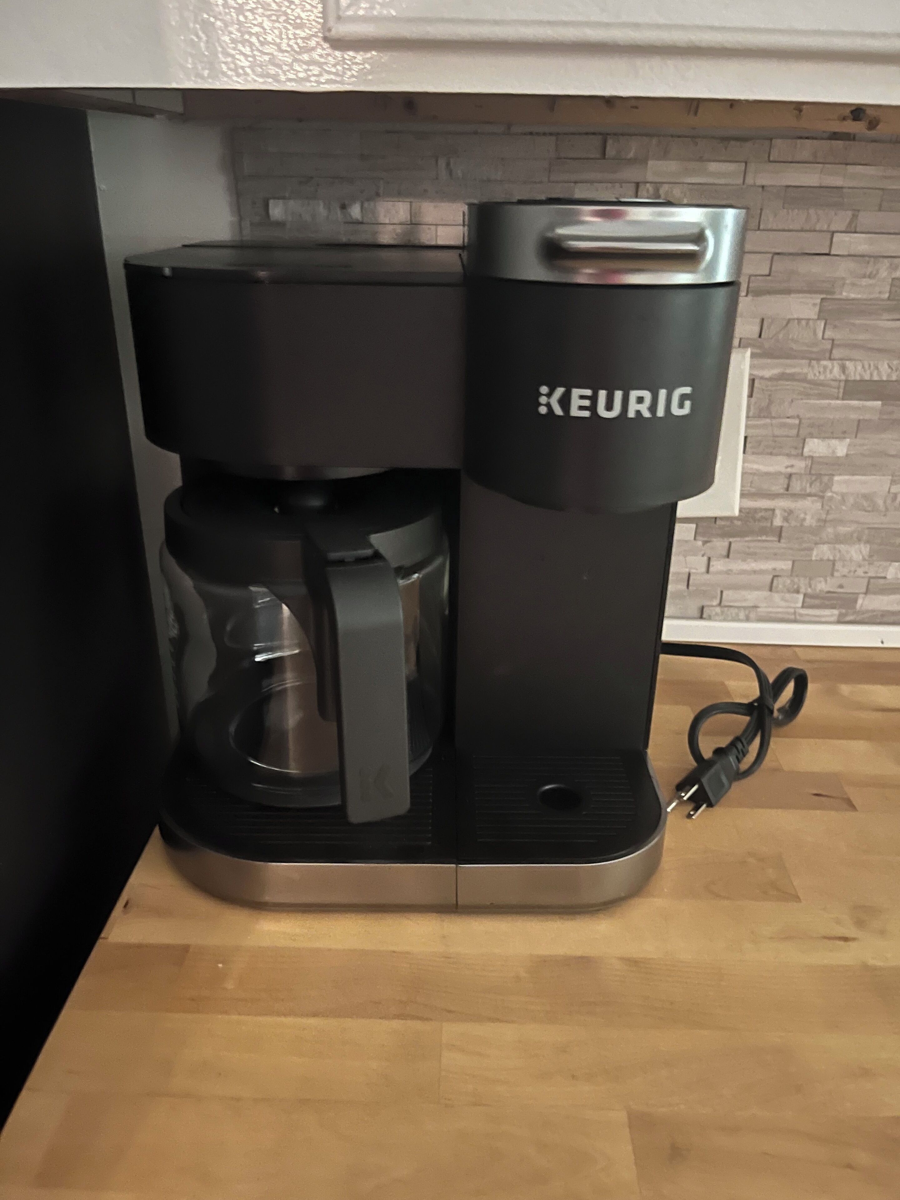 Una cafetera Keurig sobre una encimera de cocina.