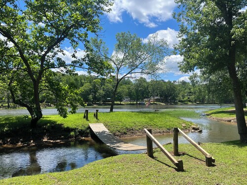 Charming 3-bedroom on the Flint River with Island