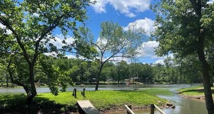 Charming 3-bedroom on the Flint River with Island