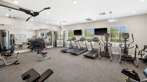 Ein Fitnessstudio mit Laufbändern, Kraftgeräten und Kurzhanteln.