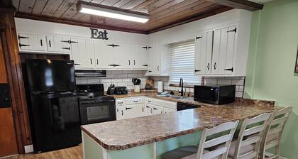 Charming 3-bedroom house with 1000sqft arcade style game room in awesome Bristol