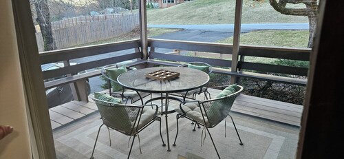 Charming 3-bedroom house with 1000sqft arcade style game room in awesome Bristol