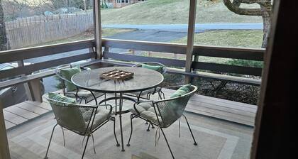 Charming 3-bedroom house with 1000sqft arcade style game room in awesome Bristol