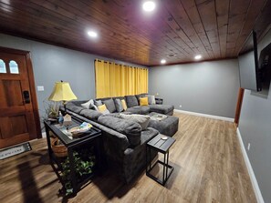 Smart-TV, Videospiele, Tischfußball, Musikbibliothek