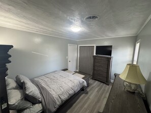 3 slaapkamers, een strijkplank/strijkijzer, gratis wifi, beddengoed