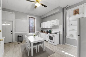 Private kitchen - Chic 1-bedroom apartment with WiFi, AC in fabulous St. Louis (St. Louis)